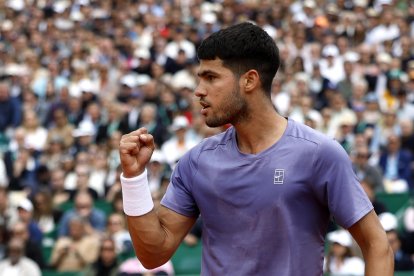 El tenista español Carlos Alcaraz durante la semifinal del torneo de Monte Carlo, disputada contra el también español Alejandro Davidovich Fokina. EFE/EPA/SEBASTIEN NOGIER