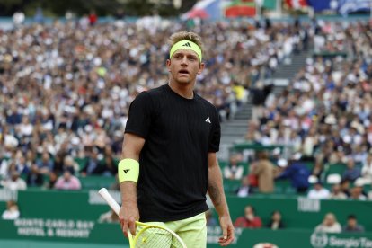 El tenista español Alejandro Davidovich Fokina durante la semifinal del torneo de Monte Carlo, disputada contra el también español Carlos Alcaraz. EFE/EPA/SEBASTIEN NOGIER