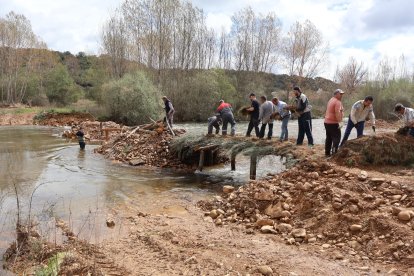 Momento de la obra comunitaria en San Esteban de Nogales.
