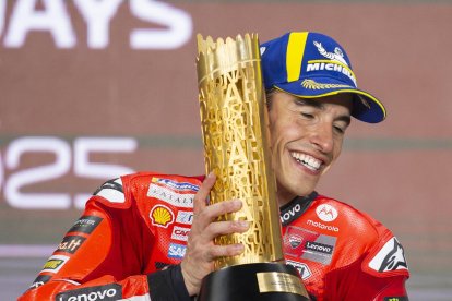 El español Marc Márquez (Ducati Desmosedici GP25), celebra ña victoria en el Gran Premio de Motociclismo de Qatar en el Circuito Internacional de Lusail.. EFE/NOUSHAD THEKKAYIL