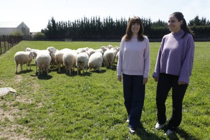 Pilar de Frutos con la doctoranda Esther Barrio en la finca de Grulleros del IGM CSIC-ULE.