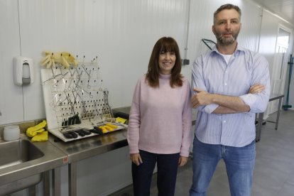 Pilar de Frutos y Julio Benavides en una de las salas de investigación.