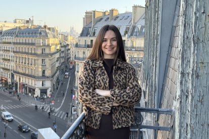 Laura Vega posa desde la Oficina de Castilla y Léon en Francia, ubicada en París.