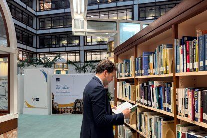 Samuel Arias en la biblioteca del Banco Asiático de Desarrollo en Manila.