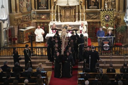 El Viacrucis Penitencial de Ponferrada, bajo cubierto en La Encina.