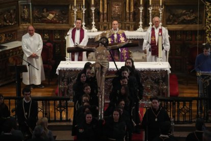El Viacrucis Penitencial de Ponferrada, bajo cubierto en La Encina.