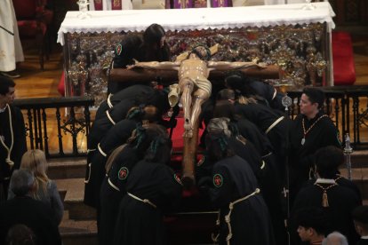 El Viacrucis Penitencial de Ponferrada, bajo cubierto en La Encina.