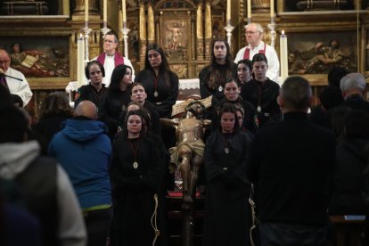 El Viacrucis Penitencial de Ponferrada, bajo cubierto en La Encina.