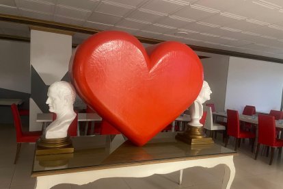 Corazón de San Valentín en un establecimiento de La Bañeza hecho por Miguel Falla.