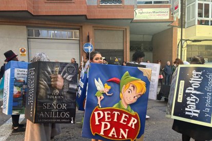 Falla también participó en la decoración de una comparsa del carnaval bañezano.
