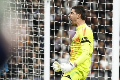 El guardameta del Real Madrid Thibaut Courtois celebra tras parar el penalti lanzado por Bukayo Saka, del Arsenal, durante el partido de vuelta de cuartos de final de la Liga de Campeones que Real Madrid y Arsenal juegan en el estadio Santiago Bernabéu. EFE/Chema Moya