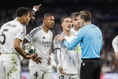 Los jugadores del Real Madrid protestan el penalti pitado por el árbitro durante el partido de vuelta de cuartos de final de la Liga de Campeones entre Real Madrid y el Arsenal en el estadio Santiago Bernabéu. EFE/Chema Moya