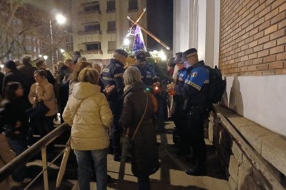 Otra imagen del suceso, a la puerta de la iglesia.