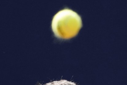 El tenista español Carlos Alcaraz durante su partido de octavos de final contra el serbio Laslo Djere en el Barcelona Open Banc Sabadell. EFE/Alejandro García