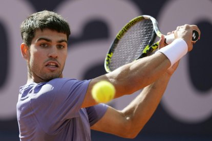 El tenista español Carlos Alcaraz durante su partido de octavos de final contra el serbio Laslo Djere en el Barcelona Open Banc Sabadell. EFE/Alejandro García