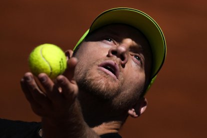 El tenista español Alejandro Davidovich durante su partido de octavos de final del Barcelona Open Banc Sabadell-Trofeo Conde de Godó contra el ruso Andrey Rublev. EFE/Enric Fontcuberta