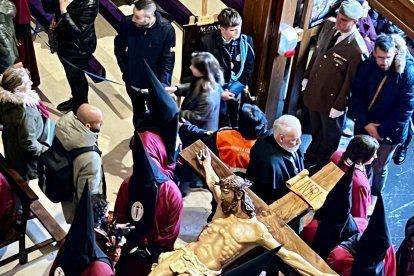 Celebración del acto del Desenclavo de Cristo tras la suspensión de la procesión organizada por la Cofradía del Santo Cristo del Desenclavo