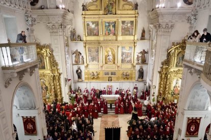 Celebración del acto del Desenclavo de Cristo tras la suspensión de la procesión organizada por la Cofradía del Santo Cristo del Desenclavo