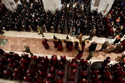 Celebración del acto del Desenclavo de Cristo tras la suspensión de la procesión organizada por la Cofradía del Santo Cristo del Desenclavo