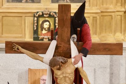 Celebración del acto del Desenclavo de Cristo tras la suspensión de la procesión organizada por la Cofradía del Santo Cristo del Desenclavo