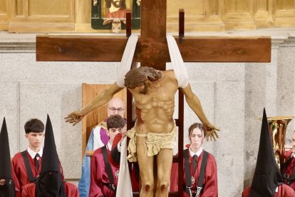 Celebración del acto del Desenclavo de Cristo tras la suspensión de la procesión organizada por la Cofradía del Santo Cristo del Desenclavo