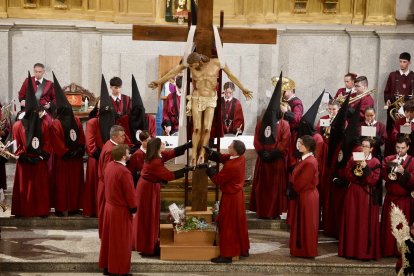 Celebración del acto del Desenclavo de Cristo tras la suspensión de la procesión organizada por la Cofradía del Santo Cristo del Desenclavo