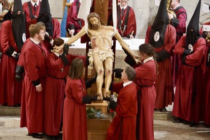 Celebración del acto del Desenclavo de Cristo tras la suspensión de la procesión organizada por la Cofradía del Santo Cristo del Desenclavo
