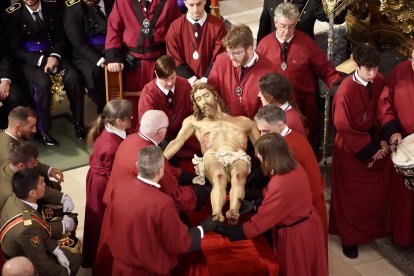 Celebración del acto del Desenclavo de Cristo tras la suspensión de la procesión organizada por la Cofradía del Santo Cristo del Desenclavo
