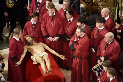 Celebración del acto del Desenclavo de Cristo tras la suspensión de la procesión organizada por la Cofradía del Santo Cristo del Desenclavo
