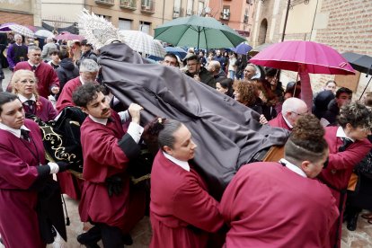 Celebración del acto del Desenclavo de Cristo tras la suspensión de la procesión organizada por la Cofradía del Santo Cristo del Desenclavo