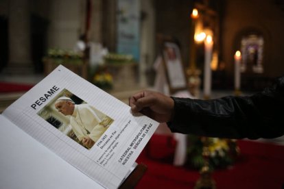 Fotografía de un libro de condolencias durante una misa en honor al papa Francisco este lunes, en la Catedral Metropolitana de La Paz (Bolivia).