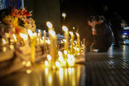 Personas encienden velas durante un homenaje al papa Francisco este lunes, frente a la Catedral Metropolitana de Buenos Aires
