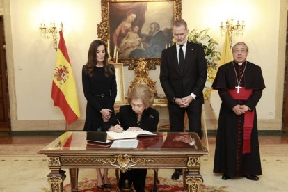Los reyes, Felipe VI y Letizia, y la reina emérita Sofía junto con el nuncio apostólico, Bernardito Auza durante la firma en el libro de condolencias en la Nunciatura Apostólica en Madrid.