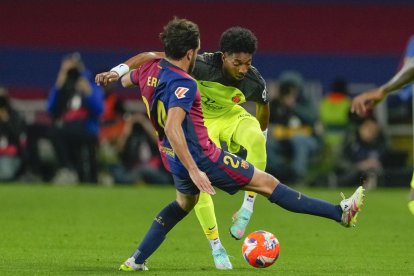 El defensa del FC Barcelona Eric García (i) presiona al defensa colombiano del Mallorca Johan Mojica durante el partido de la jornada 33 de LaLiga que FC Barcelona y RCD Mallorca disputan hoy martes en el Estadi Olímpic Lluís Companys, en Barcelona. EFE/Alejandro García