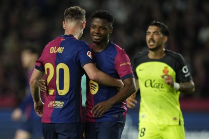 Los jugadores del FC Barcelona Dani Olmo (i) y Ansu Fati (c) durante el partido de la jornada 33 de LaLiga que FC Barcelona y RCD Mallorca disputan hoy martes en el Estadi Olímpic Lluís Companys, en Barcelona. EFE/Enric Fontcuberta.