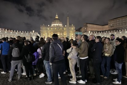 La fila formada por miles de personas que acuden a la basílica de San Pedro para dar el último adiós al papa Francisco ha superado la medianoche en Roma. EFE/Daniel Cáceres