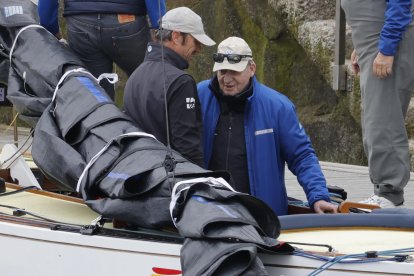El rey Juan Carlos a bordo del Bribón este viernes en Sanxenxo (Pontevedra). El vigente campeón de la Liga Española de 6 metros, y el Titia, primer líder de la edición de este año, retoman este fin de semana en aguas de la ría de Pontevedra su pulso en la segunda serie del calendario 2025. EFE/ Lavandeira jr