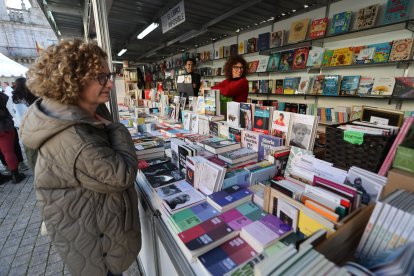 La Feria del Libro de Ponferrada está instalada en la plaza del Ayuntamiento.