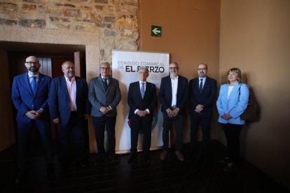 El subdelegado del Gobierno, el presidente de la Diputación, los expresidentes comarcales Alfonso Arias y Jesús Esteban, el actual presidente del Consejo, el alcalde de Ponferrada y la coordinadora de la Junta.