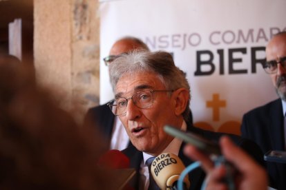 Jesús Esteban fue una de las personalidades más reconocidas, pues fue en su mandato cuando se aprobó e instauró la bandera del Bierzo.