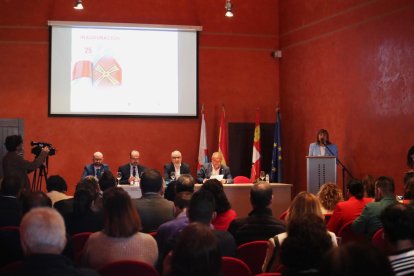 La jornada de análisis de la historia, el presidente y el futuro del Consejo Comarcal se celebró en el Castillo de Ponferrada.