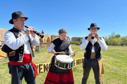 'IV Encuentro de Bailadores Leoneses en la ribera del Órbigo.