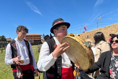 'IV Encuentro de Bailadores Leoneses en la ribera del Órbigo.