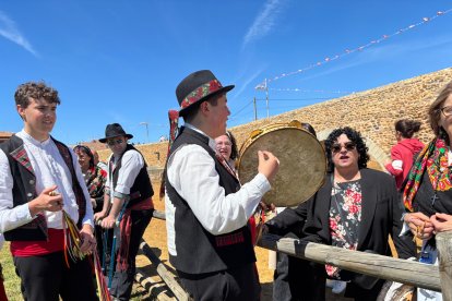 'IV Encuentro de Bailadores Leoneses en la ribera del Órbigo.