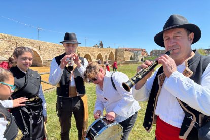 'IV Encuentro de Bailadores Leoneses en la ribera del Órbigo.