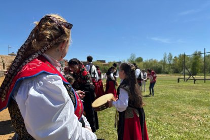 'IV Encuentro de Bailadores Leoneses en la ribera del Órbigo.