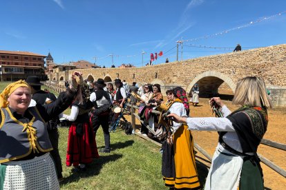 'IV Encuentro de Bailadores Leoneses en la ribera del Órbigo.