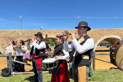'IV Encuentro de Bailadores Leoneses en la ribera del Órbigo.