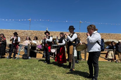 'IV Encuentro de Bailadores Leoneses en la ribera del Órbigo.