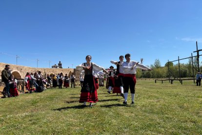 'IV Encuentro de Bailadores Leoneses en la ribera del Órbigo.